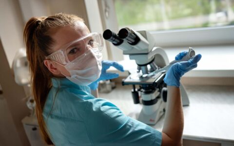 Técnico en Laboratorio Clínico y Banco de Sangre AIEP.