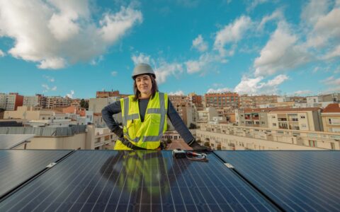 Técnico en Electricidad y Energías Renovables AIEP.