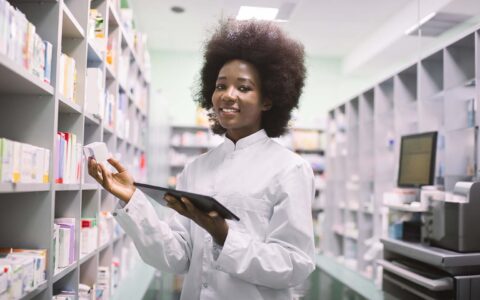 Técnico en Farmacia AIEP.