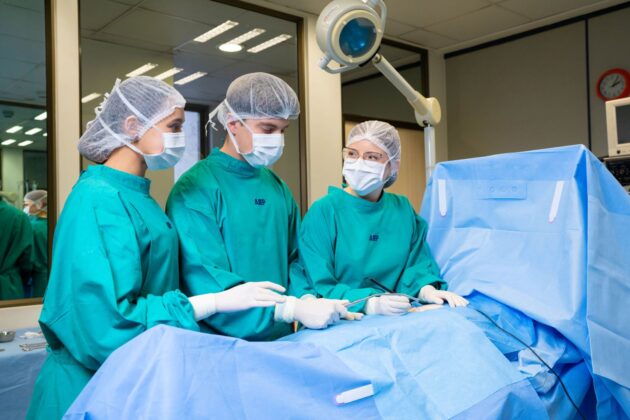 Estudiantes AIEP en sala de simulación clínica.