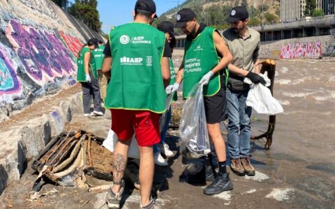 Jornada limpieza voluntarios Río Mapocho AIEP