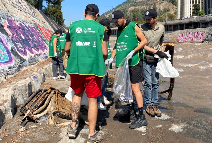 Jornada limpieza voluntarios Río Mapocho AIEP