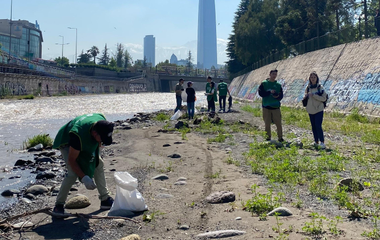 Voluntariado ribera río Mapocho AIEP