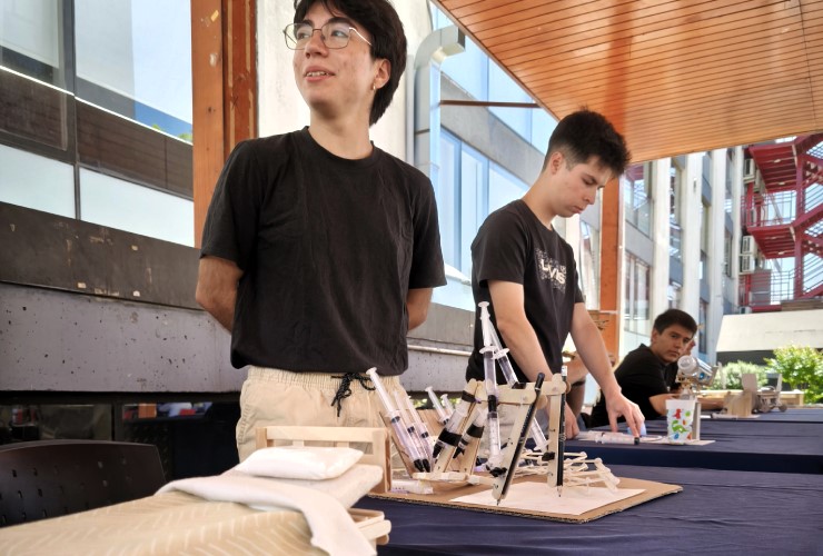 Estudiantes feria hidráulica y neumática AIEP Bellavista