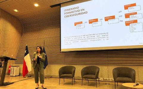 Fotografía charla Karin Quiroga ciberseguridad femenina