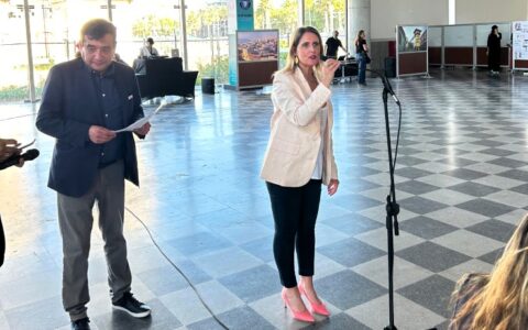 Foto autoridades en desfile de moda AIEP Valparaíso