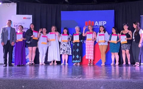 Fotografía entrega de diplomas programa cuidados Maipú AIEP