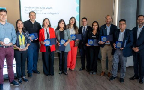 Fotografía autoridades en entrega reconocimiento AIEP Antofagasta