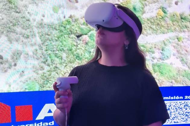 Fotografía asistente Congreso Futuro probando plataforma interactiva de AIEP con Realidad Virtual