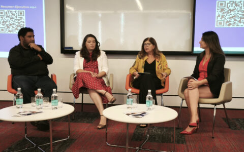 Fotografía panel Loreto Ferrari en estudio mujeres construcción