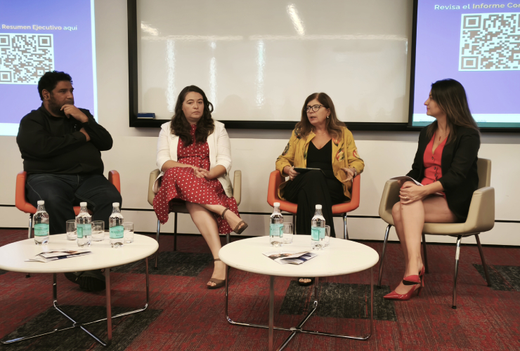 Fotografía panel Loreto Ferrari en estudio mujeres construcción